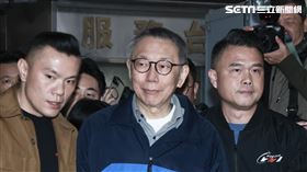 柯文哲27日交保，面帶微笑走出台北地院。（圖／記者鄭孟晃攝影）