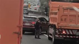 國道,砂石車,休旅車,S型,新竹（圖／翻攝自記者爆料網、桃園爆報二）