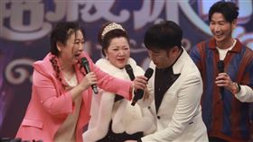 白冰冰（中）大讚張秀卿演唱相似度高達百分百，(右)為陽帆（圖／民視提供）