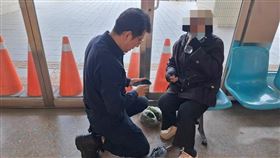 8旬嬤尋草藥治感冒　迷途幸遇暖警送返家(圖/翻攝畫面)