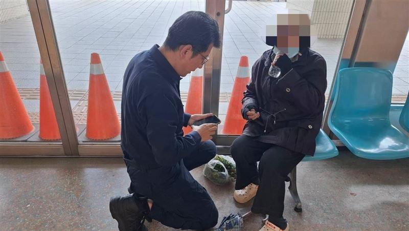 8旬嬤尋草藥治感冒　迷途幸遇暖警送返家