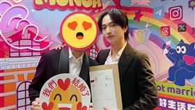 邱鋒澤甜蜜與五堅情團員拍登記結婚的照片（圖／翻攝邱鋒澤Threads）