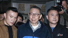 柯文哲27日交保，面帶微笑走出台北地院。（圖／記者鄭孟晃攝影）