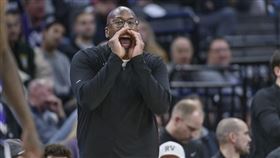 ▲NBA國王隊總教練布朗（Mike Brown）突遭開除。（圖／美聯社／達志影像）
