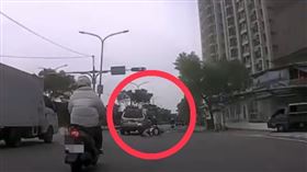 包女騎車直行，慘遭一旁的休旅車鬼切撞飛。（圖／翻攝畫面）