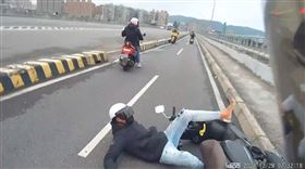 黃男當場摔倒在地、四腳朝天。（圖／翻攝畫面）