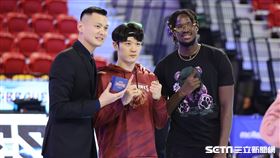 ▲政大男籃總教練陳子威（左1）和子弟兵莫巴耶（右1）合影。（圖／記者劉彥池攝影）