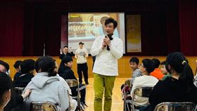 陳鴻受邀到天母國中推廣。（圖／本人提供）