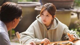  趙露思眼神呆滯，鼻子插管臉色蒼白。（圖／翻攝自微博）