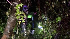 警方冒雨搜救，順利尋獲倒臥草叢裡的蕭男。（圖／警方提供）