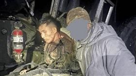 被烏軍俘虜的北韓大兵，狀態相當糟糕，不到一天就傷重不治。（圖／翻攝自X平台）