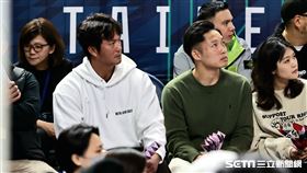 ▲富邦悍將教練高國輝、投手江國豪現身PLG富邦勇士主場觀戰。（圖／記者劉彥池攝影）