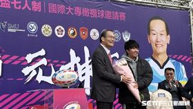 曾接受度元坤元長(左)資助的旅日女子棒球選手黃晴(右)在開幕典禮後突然獻花，讓杜元坤感到驚喜又開心。（圖／記者蔡厚瑄攝影）