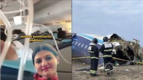 亞塞拜然航班疑遭俄羅斯導彈攻擊，墜機後斷成兩截。（圖美聯社／達志）