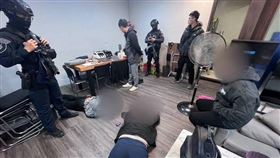 三峽警方24日前往新北板橋區某檳榔攤攻堅，成功殲滅詐團水房。（圖／翻攝畫面）