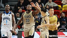 ▲PLG富邦勇士對台鋼獵鷹，洋將鉑金和隊友谷毛唯嘉擊掌。（圖／記者劉彥池攝影）