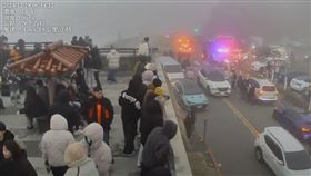 合歡山武嶺追雪湧車潮，警方加強取締違規亂停車。（圖／翻攝自台灣即時影像監視器YouTube）