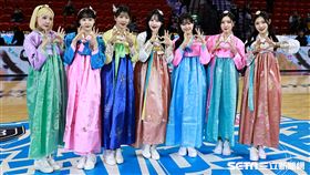 ▲PLG富邦勇士對台鋼獵鷹，韓國安養正官庄赤紅火箭啦啦隊朴星垠（左起）、鄭嘉睿、千昭允、劉世莉和Fubon Angels韓籍成員金子仁（右起）、南珉貞與金渡娥同場應援。（圖／記者劉彥池攝影）