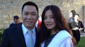 大陸女星趙薇因主演電視劇《還珠格格》迅速竄紅，不管是投資、經商、拍電影都非常成功。不料日前卻傳出趙薇和她的富商老公黃有龍，以空殼公司收購上市公司，不僅對市場和投資者產生嚴重誤導，也違反了大陸《證券法》，趙薇夫婦倆被處5年不得進入股市的懲罰！（圖／翻攝自微博）