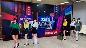 建中校友日前辦聚餐，菜單超色，現場還擺放北一女中、中山女高、景美女中的正妹人形立牌陪吃。（圖／翻攝threads）