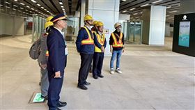 高雄車站廣場預計114年首季招商台鐵董事長杜微（前右3）等人日前視察高雄車站及鳳山車站招商進度，預計民國114年首季辦理招商公告。（台鐵提供）中央社記者余曉涵傳真  113年12月29日