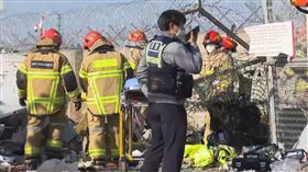 南韓濟州航空一架載有181人的班機降落韓國全羅南道務安國際機場時，疑似遭遇鳥擊，機身偏離跑道撞上圍籬外牆後起火，釀成嚴重死傷。（圖／AP授權）