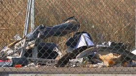 南韓濟州航空一架載有181人的班機降落韓國全羅南道務安國際機場時，疑似遭遇鳥擊，機身偏離跑道撞上圍籬外牆後起火，釀成嚴重死傷。（圖／AP授權）