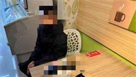 少年行為怪異，遭超商店員報警。（圖／警方提供）