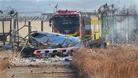 南韓濟州航空一架載有181人的班機降落韓國全羅南道務安國際機場時，疑似遭遇鳥擊，機身偏離跑道撞上圍籬外牆後起火，釀成嚴重死傷。（圖／AP授權）