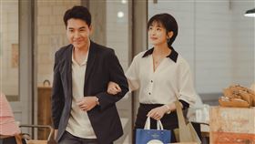 《祕書俱樂部》賴雅妍的情感生活也因王傳一的追求掀起波瀾。（圖／TVBS提供）