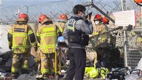 生還的一名空姐被救出時不斷跳針問：「我為什麼在這裡?」（圖／AP授權）