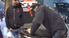 員工見警方找上門仍悠哉洗車，似乎毫不在乎。（圖／警方提供）