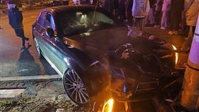 20歲男撞爆南投休息站！賓士車頭慘開花