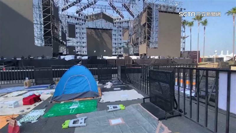 粉絲卡位戰！跨年舞台前擺滿紙板餐墊帳篷