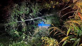 台中2車窄巷會車　小貨車慘摔10米深山谷