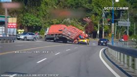 雞仔大逃亡！大貨車急剎左偏「雞籠噴飛」