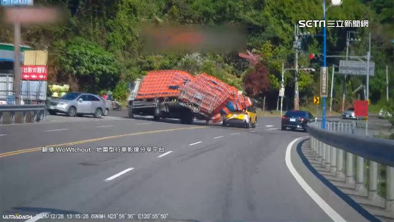 雞仔大逃亡！大貨車急剎左偏「雞籠噴飛」