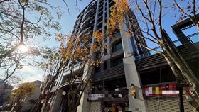 女子從高處落下，送醫後仍不治。（圖／翻攝畫面）