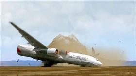 2013年韓亞航空214航班從仁川機場起飛前往美國舊金山機場，在降落時撞上跑道盡頭海堤，造成3人死亡、187人受傷。（圖／翻攝ｘ@AirCrash）