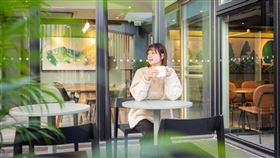 「苓雅光華門市」二樓的露台戶外區，則搭配綠意盎然的植栽與格柵設計，帶來輕鬆悠閒的感受。（圖／品牌業者提供）