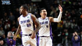 攻城獅一哥高國豪（右）猛轟本季新高的26分，但球隊後繼無力最終仍以4分差落敗，在主場苦吞2連敗。（圖／TPBL聯盟提供）