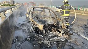 台74線火燒車！大火狂燒BMW轎車全毀