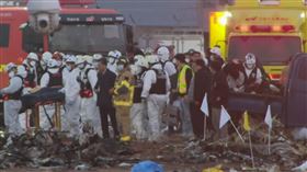 韓國濟州航空空難，當地救援單位在機場進行搜救。（圖／AP授權）
