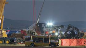 韓國濟州航空空難，當地救援單位在機場進行搜救。（圖／AP授權）