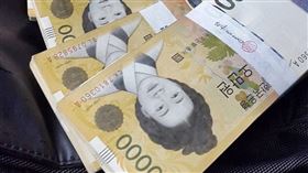 韓國國會表決通過代理總統韓悳洙的彈劾案，使韓元早盤應聲貶破1480兌1美元。（圖／報系資料照）