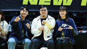 ▲2024-25賽季TPBL，甘家葳（左起）、劉宗泰和黃筱雯到場觀看新北國王對福爾摩沙夢想家賽事。（圖／新北國王提供）