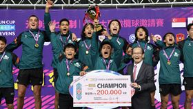 元坤盃大專橄欖球邀請賽，台灣大學22比5擊敗首爾大學，完成一般組三連霸，創辦人杜元坤頒發20萬元冠軍獎金。（圖／元坤運動文創提供）