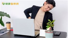 翰鳴堂中醫診所主治醫師吳文誠表示，膏肓痛以往多見於久坐上班族，因長時間姿勢不良和肌肉耐力不足，容易在脊椎與肩胛骨內側引發深層疼痛，嚴重時甚至波及脖子與頭部。即便休息，痠痛仍難以緩解。
