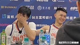 ▲領航猿林子洧把握機會打出成績，賽後哽咽落淚，盧峻翔在一旁安慰。（圖／記者張沛嘉攝影）