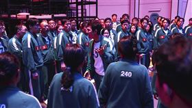 成奇勳（李政宰飾）在《魷魚遊戲》第二季重返遊戲，試圖帶領大家反攻。（Netflix提供）